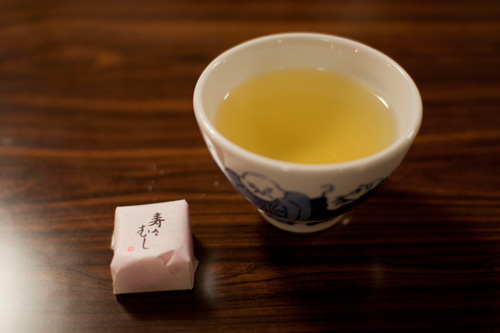 鈴虫寺で出された茶菓子 鈴虫寺で出された茶菓子