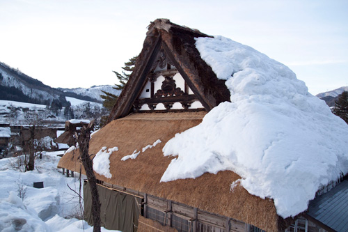 微妙な雪の積もり方の合掌造り 微妙な雪の積もり方の合掌造り